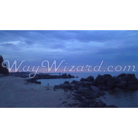 Картина «Берег вечірньої тиші» — силуети людей на кам’яному пірсі під хмарами